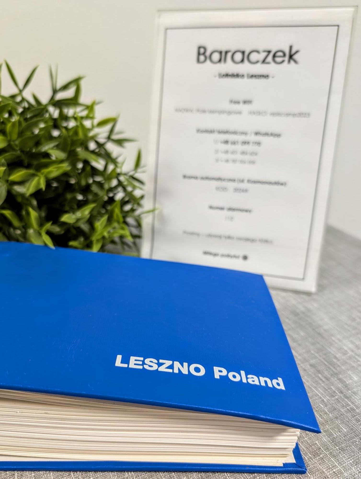 레스노 Baraczek Lotnisko Leszno 호스텔 외부 사진
